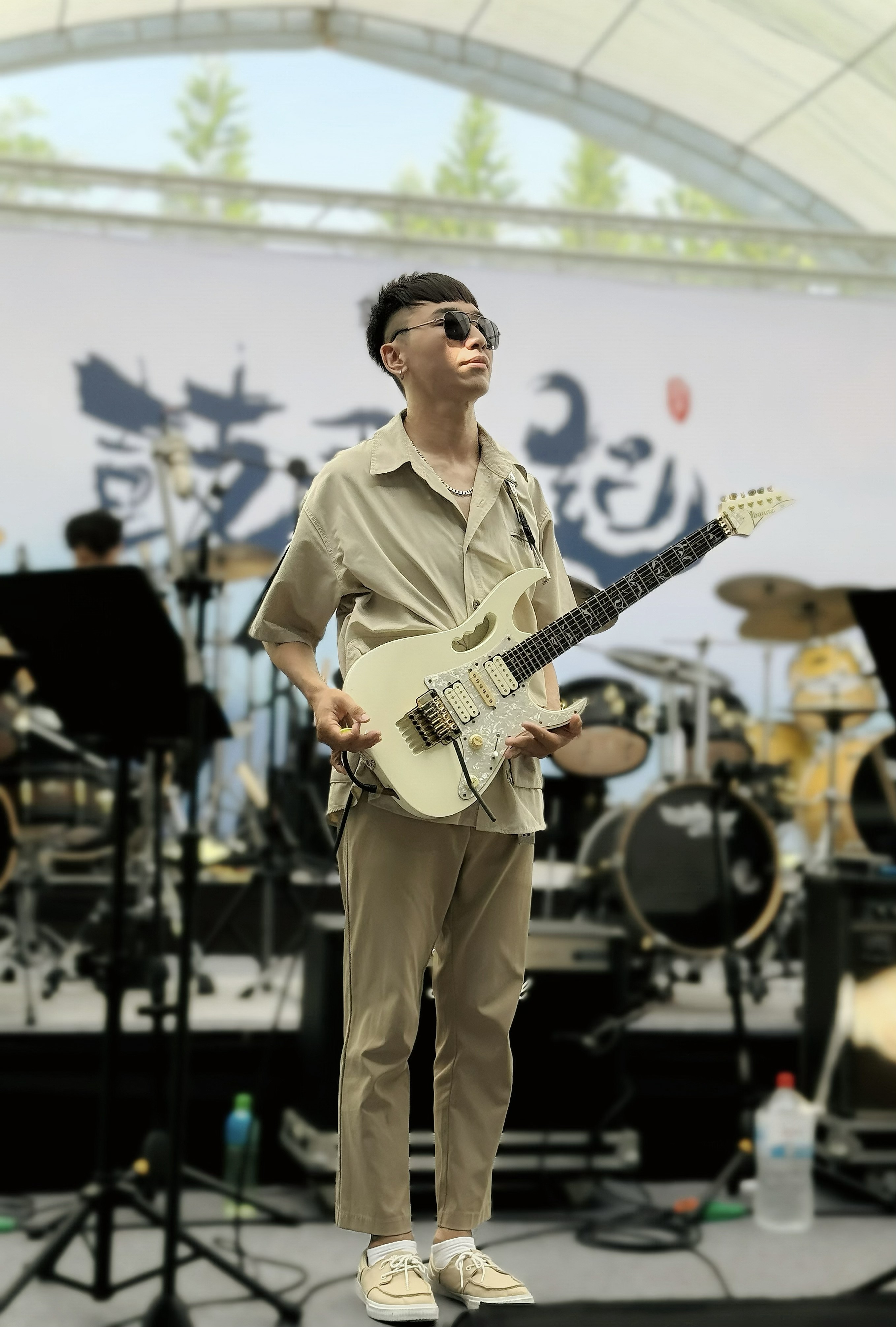 LEO 老師電吉他現場表演側拍