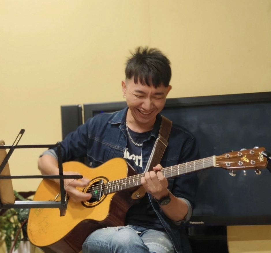 LEO 老師木吉他演奏側拍