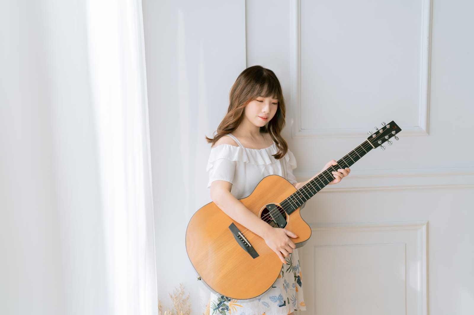 Vivian 涵涵手持木吉他的棚拍