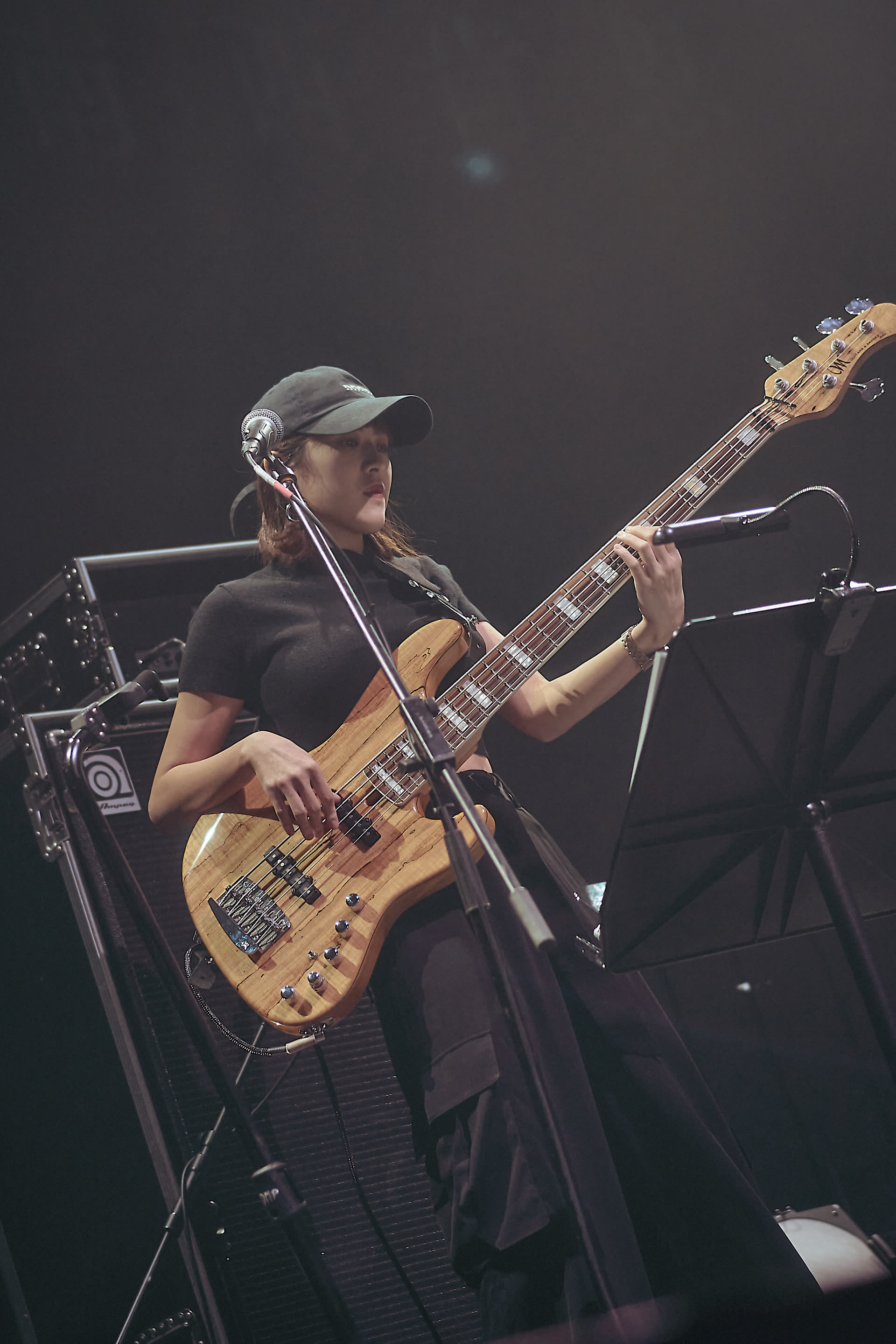 渣渣老師演唱會貝斯手側拍,戴帽演奏 Jazz Bass