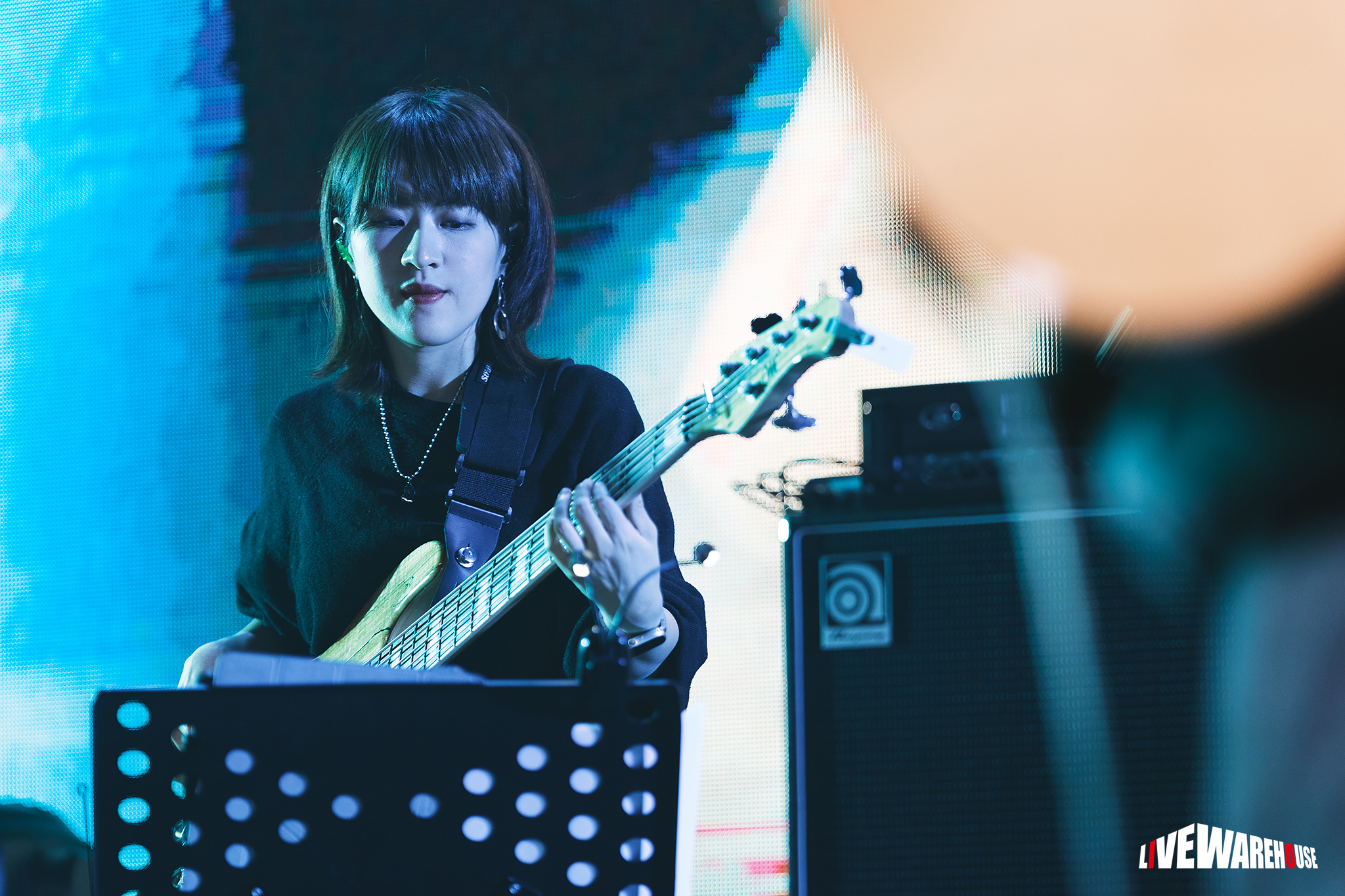 渣渣老師 Live Warehouse 演出貝斯演奏側拍